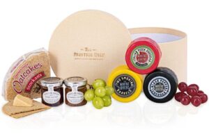 Bild von Deli Cheese Box – Cheese Christmas Hamper – Christmas Gifts – Xmas Hampers – Festive Hampers – Family Hamper Christmas – Cheese Christmas Gifts